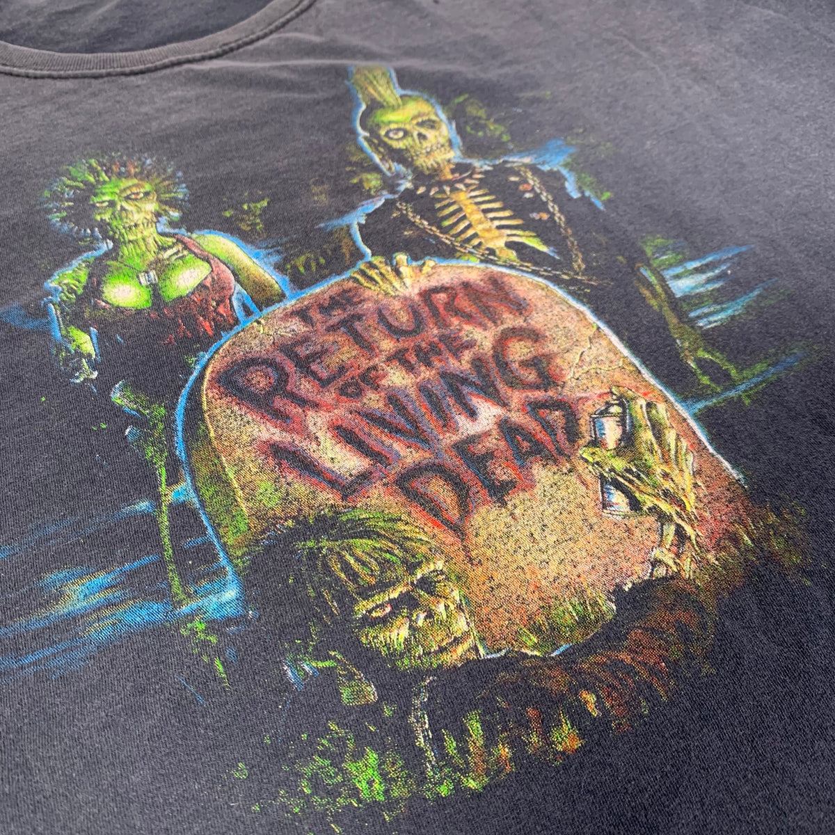Vintage The Return Of The Living Dead &quot;Back From The Grave And Ready To Party!&quot; T-Shirt